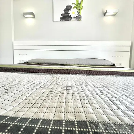 아파트 One Bedroom With Wifi, Pool, Close To The *