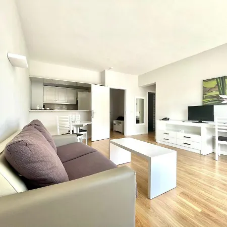 One Bedroom With Wifi, Pool, Close To The Apartment *